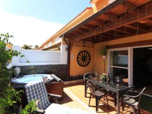 德尔锡伦西奥海岸Casa Vazquez的庭院设有热水浴池、桌子和椅子。