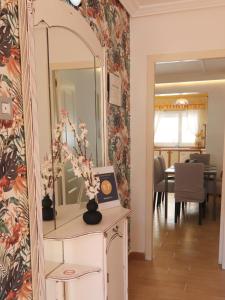 德尔锡伦西奥海岸Casa Vazquez的走廊上设有镜子和鲜花桌