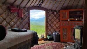 阿克雷里Iceland yurt的客房设有一张床和一个美景窗户。