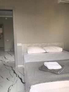 高尼奥Guesthouse Data的一间卧室配有两张带白色枕头的床。