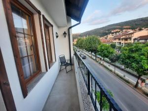 普里兹伦Comfort Hotel Prizren的享有街道景致的阳台