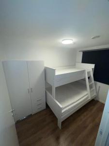 RødFamily-Friendly Apartment的一间设有白色架子和白色橱柜的房间