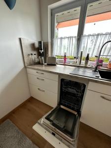 维赫尔Wiehler- Ferienwohnung的柜台中间带烤箱的厨房