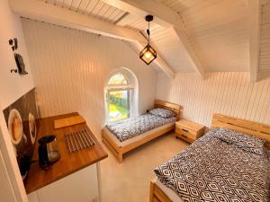 哈日科维CHARZYKOWSKIE TARASY的小房间设有两张床和窗户
