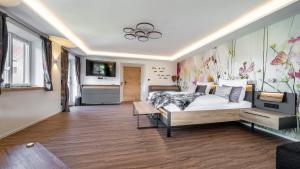 巴特特尔茨Der Weberhof/Pension Willibald的一间卧室配有一张床和一台电视。