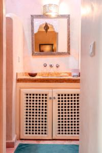 马拉喀什Riad de l'Ange的一间带水槽和镜子的浴室