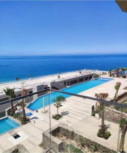 艾因苏赫纳Il monte galala -Ain El Sokhna的一座带游泳池的建筑,毗邻大海
