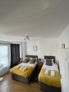 滨海绍森德B&T Pleasure Homes - Southend的一间卧室设有两张床和窗户。