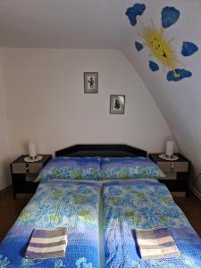 JanovicePension u Adršpachu - Dana Tyšerová的一间卧室配有一张带蓝色棉被的床