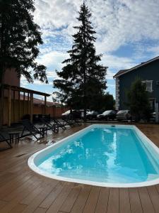 GnedinOld School Villa的木制甲板上的大型蓝色游泳池