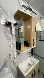 ArnavutköyStone house apart hotel的一间带水槽和镜子的浴室