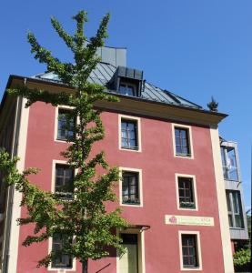 因斯布鲁克斯托伊经济型酒店的前面有棵树的红色建筑