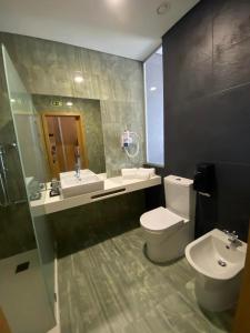 佩德拉斯萨尔加达斯Hotel Pedras Salgadas的一间带卫生间、水槽和镜子的浴室