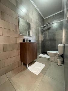 塞图巴尔Suites DP Setúbal的一间带水槽和卫生间的浴室