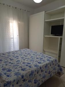 塔兰托CASA VACANZE : CASA FORTUNA的一间卧室配有一张带蓝白色毯子的床