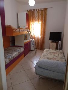 塔兰托CASA VACANZE : CASA FORTUNA的小房间设有两张双层床和电视