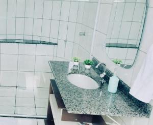 戈亚斯州上帕莱索Casa central aconchegante的一间带水槽和大镜子的浴室