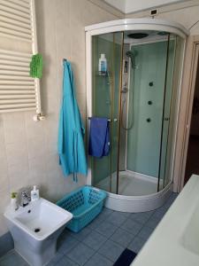 塔兰托CASA VACANZE : CASA FORTUNA的一间带水槽和淋浴的浴室