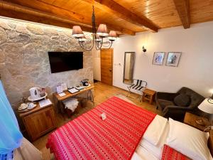 普利特维采村Boutique Villa Pearl of Plitvice, Plitvice Lakes的客厅配有床、沙发和电视。