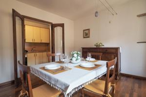 佩鲁贾Royal Domus Perugia - via Mazzini的餐桌上配有白色桌布