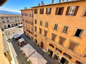 佩鲁贾Royal Domus Perugia - via Mazzini的建筑物街道的上方景色