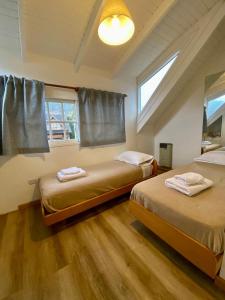 圣马丁德洛斯Casa Cipres的一间卧室设有两张床和窗户。