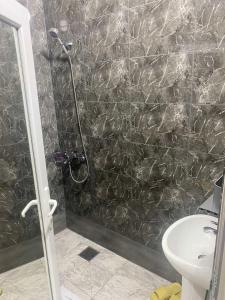 普里什蒂纳Hotel City Rooms Prishtina的带淋浴和盥洗盆的浴室
