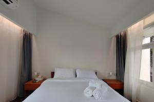 清迈Sense of Haiya的一间卧室设有两张白色的床和窗户