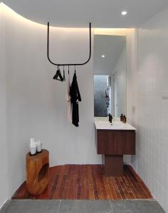 清迈Sense of Haiya的一间带水槽和镜子的浴室
