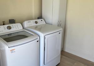ArimaPeaceful Fully Equipped 3BR Villa的小房间设有白色洗衣机和烘干机