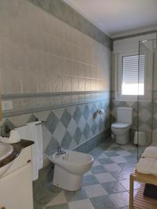 坎加斯德穆拉索CASA LAXE DO BARRO的一间带卫生间和水槽的浴室