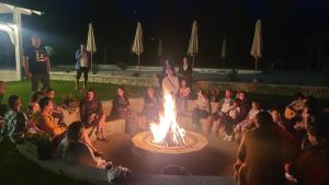 阿夫里格纳图拉家庭度假村的一群人坐在大火旁