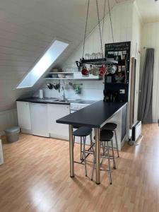 HolenKoselig garasjeloft!的一间厨房,里面配有桌椅