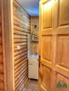 ZaovineTara Land Lake的厨房设有木墙、门和水槽