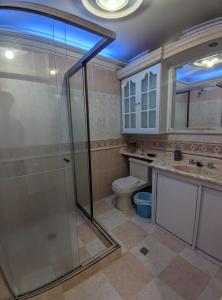 卡利Hospedaje Casa Aurora的带淋浴和卫生间的浴室