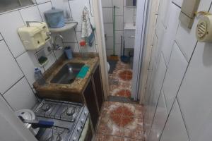 尼泰罗伊STUDIO NITERÓI-BARCAS的一间带水槽和炉灶的小厨房