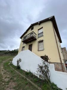 苏安塞斯Casa El Mirador的山边的房子