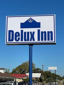 克利本Delux Inn Cleburne的停车场的天狼星标志