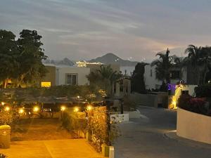 卡波圣卢卡斯Sea view, king-size bed, wheelchair access的享有花园的夜间灯光美景