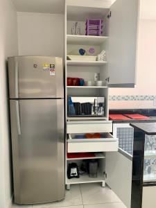 里约热内卢菲奥拉凡公寓的厨房里的不锈钢冰箱