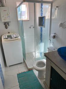 里约热内卢菲奥拉凡公寓的带淋浴、卫生间和盥洗盆的浴室