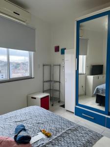 里约热内卢菲奥拉凡公寓的一间卧室配有一张床和一面大镜子