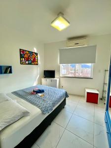 里约热内卢菲奥拉凡公寓的一间卧室设有一张床和一个窗口