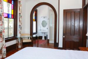 温斯顿·塞勒姆Summit Street Inns的一间卧室配有一张床、镜子和门