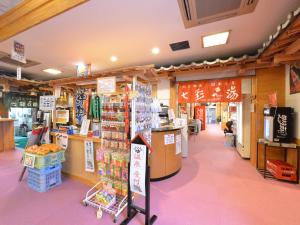 武雄市北方温泉四季の里　七彩の湯的一间商店,一间杂货店,还有一间杂货店