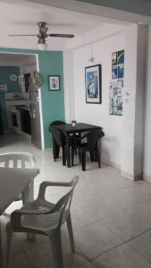 圣玛尔塔Casa Amplia Completa Privada para Familias的一间用餐室,配有黑色的桌子和椅子