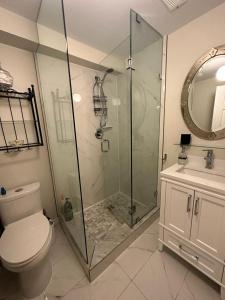 列治文山Basement apartment的带淋浴、卫生间和盥洗盆的浴室