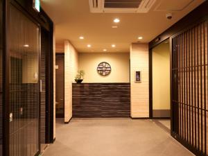 京都若平安白川酒店　Waka Heian Shirakawa Hotel的大楼的走廊,有门和窗户