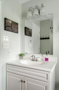 纽瓦克1 Bed with Private Bathroom Close to Everything in Newark & Wilmington的白色的浴室设有水槽和镜子