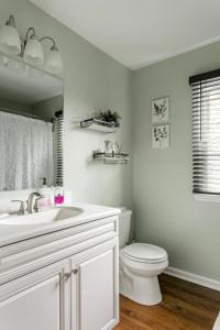 纽瓦克1 Bed with Private Bathroom Close to Everything in Newark & Wilmington的白色的浴室设有水槽和卫生间。